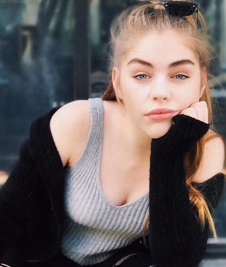 Cách ăn mặc gợi cảm và phóng khoáng của Jade Weber vừa trẻ trung vừa khoe lợi thế hình thể không quá phô phang. Ảnh: IG, FB. Mời độc giả xem video "Minh Hằng chia sẻ về phong cách thời trang". Nguồn: VTC.