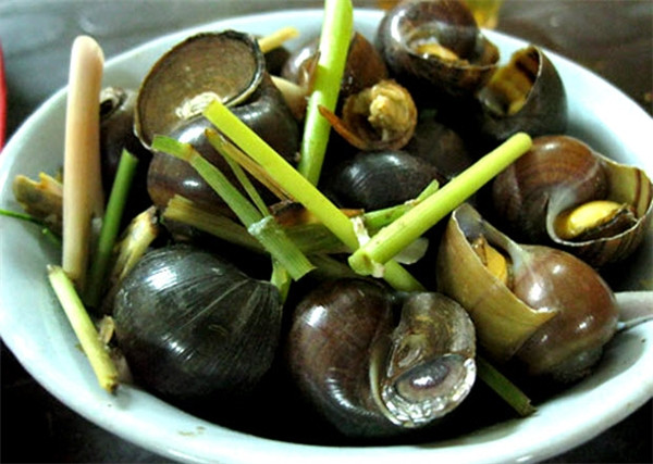 Thưởng thức món ốc lác treo giàn bếp phải từ từ, thịt ốc vừa mềm vừa mập, vừa ngọt, vừa cay của vị ớt lại thơm nồng của sả, thật không thể tả nổi. Ai đã từng thử món ốc treo giàn bếp sẽ nhớ mãi hương vị đặc trưng của nó.