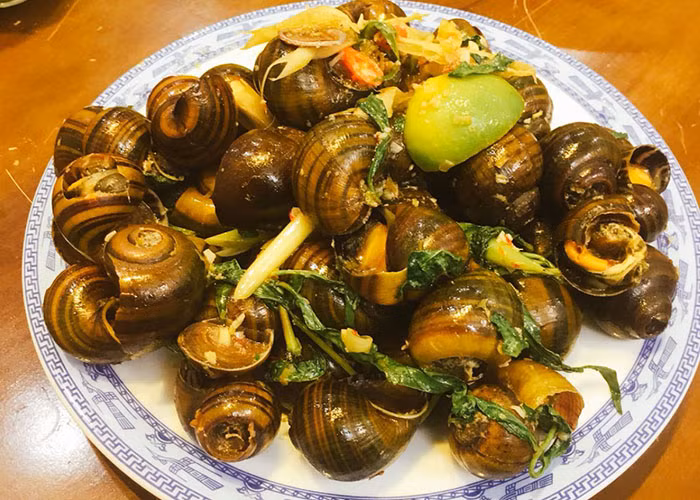 Những con ốc đã chín trốc mày, mề ốc vàng, mình ốc trắng tươi như bông bưởi nhìn thật bắt mắt. Nêm tí nước mắm sả ớt, nặn thêm chút chanh rồi nhanh tay bưng húp nhẹ miếng nước ốc, ngọt vô cùng. Mình ốc mềm mụp, chấm vào nước mắm sả ớt thật ngon tuyệt.
