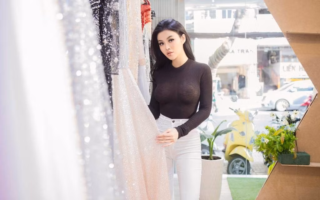 Để thực hiện được động tác chèo thuyền, bạn cần phải sử dụng nhiều đến các nhóm cơ tay, cơ vai, cơ chân, cơ lưng, eo khiến chúng phải hoạt động liên tục để thắng được lực cản của nước, đẩy thuyền lao về phía trước.