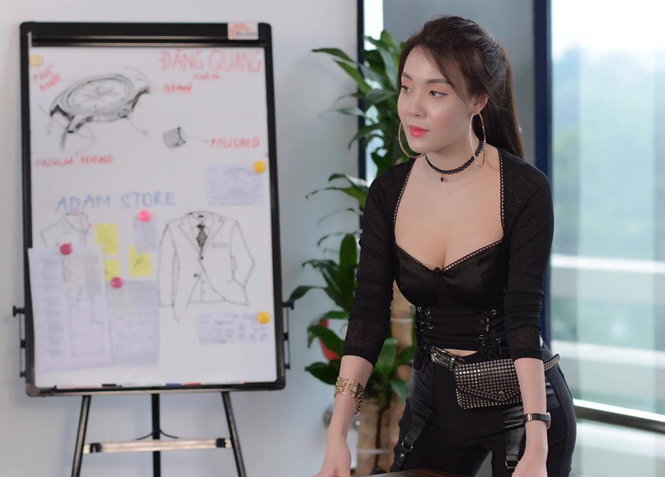 Sở hữu vòng một nóng bỏng nên Hà My thường xuyên diện áo váy cúp ngực.