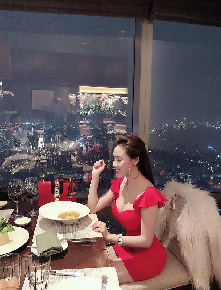 Nhìn bức ảnh này, mấy ai nghĩ đến chuyện một cô giáo lại chịu chơi và ăn mặc sexy đến mức nghẹt thở thế này.