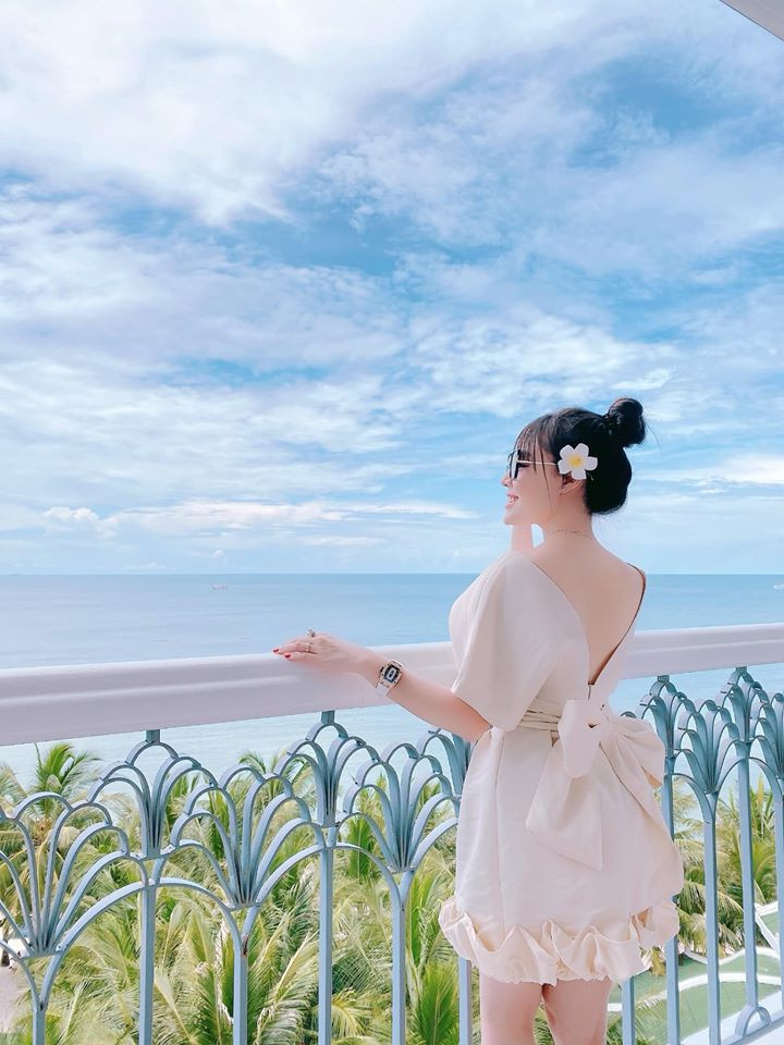 Khi không lên bục giảng, Âu Hà My thường xuyên diện các kiểu váy áo gợi cảm, nữ tính.