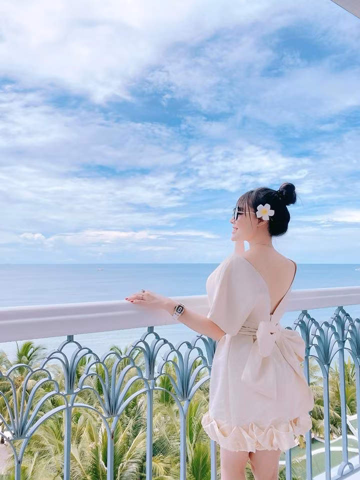 Khi không lên bục giảng, Âu Hà My thường xuyên diện các kiểu váy áo gợi cảm, nữ tính.