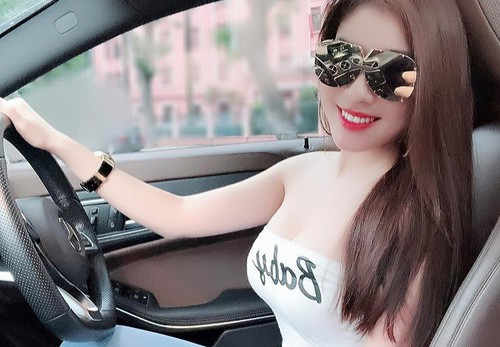 Trang phục bó sát giúp nữ giảng viên sexy khoe các đường cong nóng bỏng.