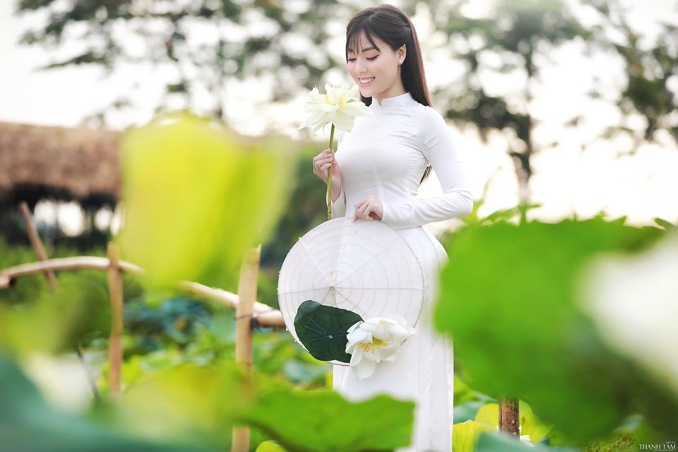 Dù mặc áo dài kín đáo, cô giáo xinh đẹp vẫn toát lên nét gợi cảm từ vóc dáng. Ảnh: FBNV.