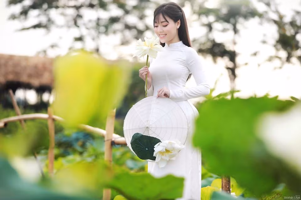 Dù mặc áo dài kín đáo, cô giáo xinh đẹp vẫn toát lên nét gợi cảm từ vóc dáng. Ảnh: FBNV.