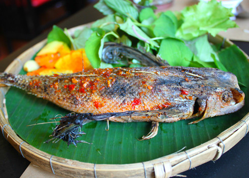 Khi ăn cá tắc kè chỉ cần gạt bỏ lớp da, vảy bên ngoài thì phần thịt cá màu trắng đục sẽ lộ ra. Vị ngọt, ngon và mùi thơm đến "điếc" mũi của món ăn sẽ khiến thực khách “thích mê”.