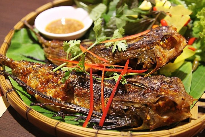 Cá đặt lên vỉ, nướng đều trên bếp than. Nướng với lửa vừa phải, lật cá liên tục đến lúc chín vàng, khi ấy đã nghe mùi thơm rất nồng bay lên ngào ngạt.