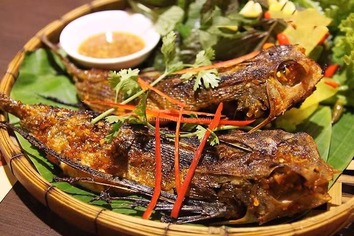 Cá đặt lên vỉ, nướng đều trên bếp than. Nướng với lửa vừa phải, lật cá liên tục đến lúc chín vàng, khi ấy đã nghe mùi thơm rất nồng bay lên ngào ngạt.