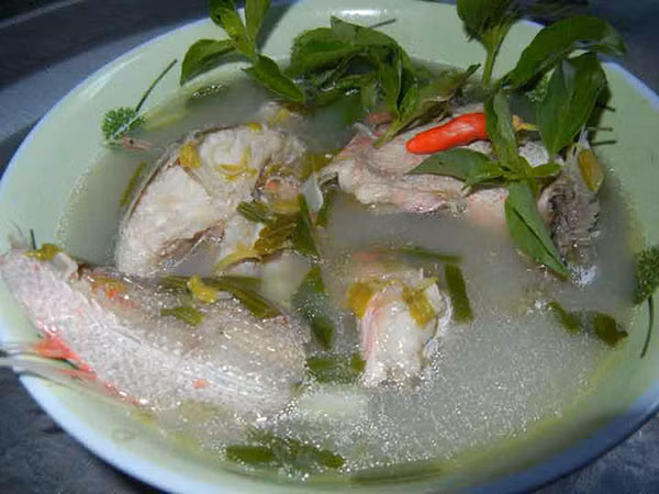 Ngoài nướng, cá tắc kè còn được nấu thành các món ăn trong gia đình. Điển hình có món cá tắc kè dầm mắm ăn chung với rau sống. Đặc biệt, có món cá tắc kè hấp rất được người dân miền Trung đem ra đãi du khách khi tới những nơi đây. Ảnh: Internet. Mời độc giả xem video "Chế biến món ngon từ nấm đông cô". Nguồn: VTC.