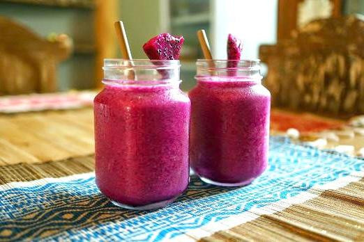 Sinh tố sữa chua trộn thanh long ruột đỏ: Thanh long đỏ rửa sạch, lấy ruột thanh long thái miếng nhỏ cho vào máy xay sinh tố, sau đó cho sữa chua vào đánh nhuyễn. Cho hỗn hợp ra cốc và thêm một lượng mật ong vừa đủ (tùy theo khẩu vị từng người).