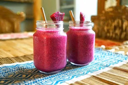 Sinh tố sữa chua trộn thanh long ruột đỏ: Thanh long đỏ rửa sạch, lấy ruột thanh long thái miếng nhỏ cho vào máy xay sinh tố, sau đó cho sữa chua vào đánh nhuyễn. Cho hỗn hợp ra cốc và thêm một lượng mật ong vừa đủ (tùy theo khẩu vị từng người).