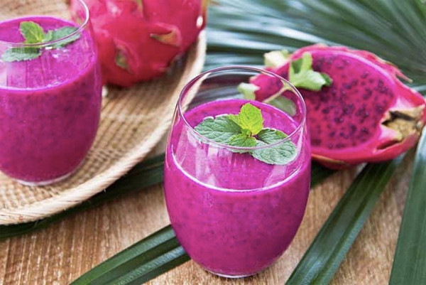 Mỗi ngày uống một ly sinh tố thanh long mát lạnh chẳng những giúp cơ thể được tưới mát mà còn là cách bổ sung dưỡng chất cho cơ thể một cách đơn giản hiệu quả giữa thời điểm dịch bệnh.