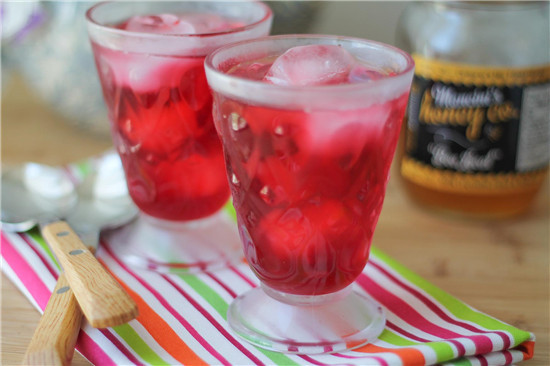 Để siro nguội hẳn, sau đó rót vào bình thủy tinh, đậy kín nút và bảo quản trong ngăn mát tủ lạnh. Mỗi khi uống, bạn chỉ cần rót lượng siro vừa đủ ra ly, cho vào một ít nước lọc (bạn có thể cho thêm vài giọt chanh nếu muốn). Sau đó, hãy thêm vài viên đá và khuấy đều trước khi thưởng thức.