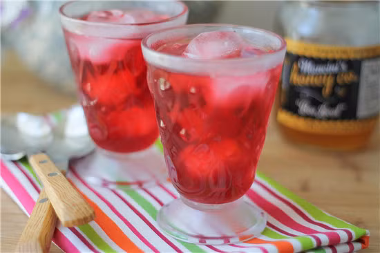 Để siro nguội hẳn, sau đó rót vào bình thủy tinh, đậy kín nút và bảo quản trong ngăn mát tủ lạnh. Mỗi khi uống, bạn chỉ cần rót lượng siro vừa đủ ra ly, cho vào một ít nước lọc (bạn có thể cho thêm vài giọt chanh nếu muốn). Sau đó, hãy thêm vài viên đá và khuấy đều trước khi thưởng thức.