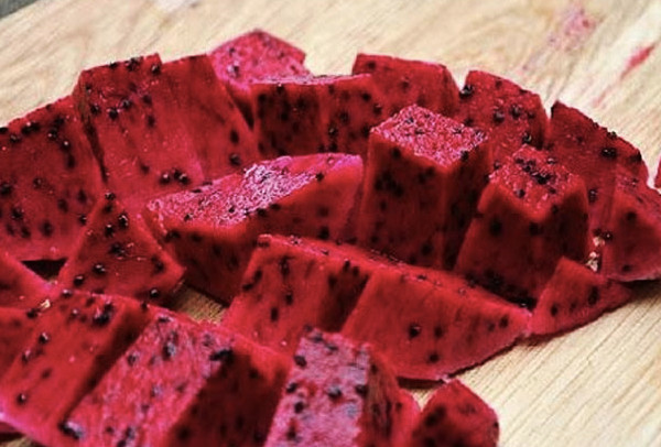 Làm kem thanh long đỏ: Bỏ vỏ rồi cắt thanh long thành từng miếng nhỏ rồi đem xay thật nhỏ với đường, nước cốt dừa và nước chanh. Sau đó, bạn chỉ cần cho hỗn hợp này vào ngăn đá để làm đông.