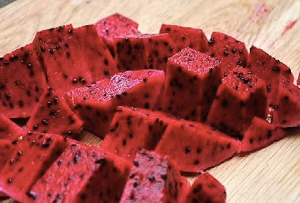 Làm kem thanh long đỏ: Bỏ vỏ rồi cắt thanh long thành từng miếng nhỏ rồi đem xay thật nhỏ với đường, nước cốt dừa và nước chanh. Sau đó, bạn chỉ cần cho hỗn hợp này vào ngăn đá để làm đông.