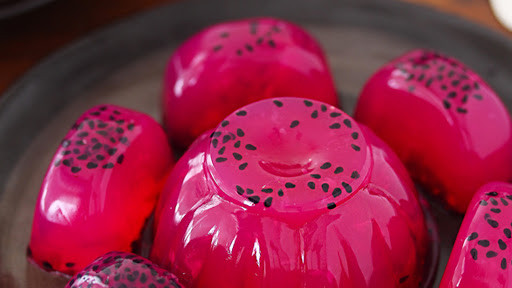 Thạch thanh long giòn dai, thơm ngọt có lẽ luôn là món tráng miệng ngon lành và được lòng tất cả mọi người trong gia đình từ người già đến trẻ nhỏ.