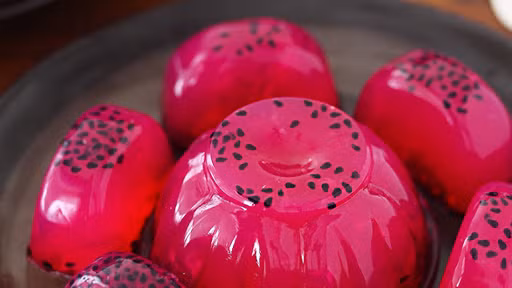 Thạch thanh long giòn dai, thơm ngọt có lẽ luôn là món tráng miệng ngon lành và được lòng tất cả mọi người trong gia đình từ người già đến trẻ nhỏ.