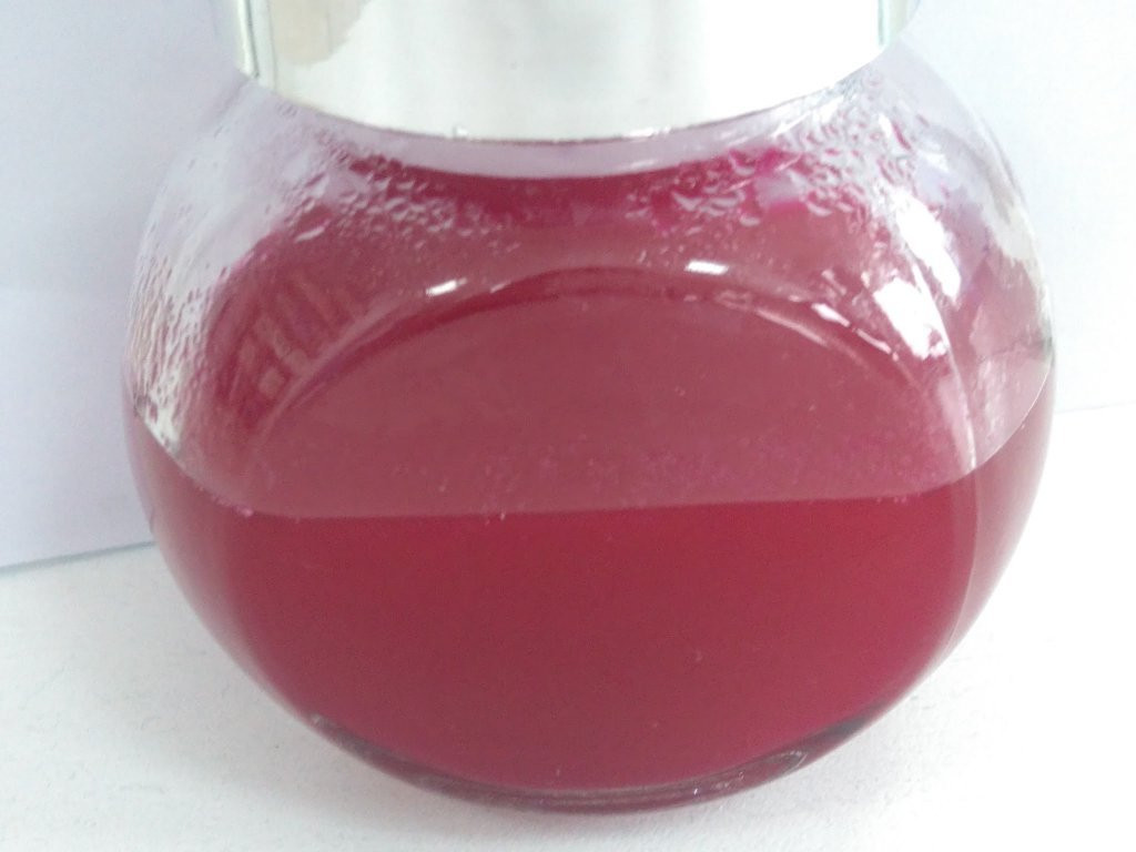 Hòa tan nước cốt thanh long cùng 300ml nước lọc trong một cái nồi, thêm vào 200g đường. Đun sôi trên bếp với lửa nhỏ (mức lửa thấp nhất) để tránh hỗn hợp sôi bùng tạo bọt khí. Khi đường đã tan hết và dung dịch có độ sánh vừa phải, tắt bếp và để nguội bớt trước khi cho nước cốt tắc vào. Khuấy đều và nêm nếm để điều chỉnh độ chua ngọt theo khẩu vị.