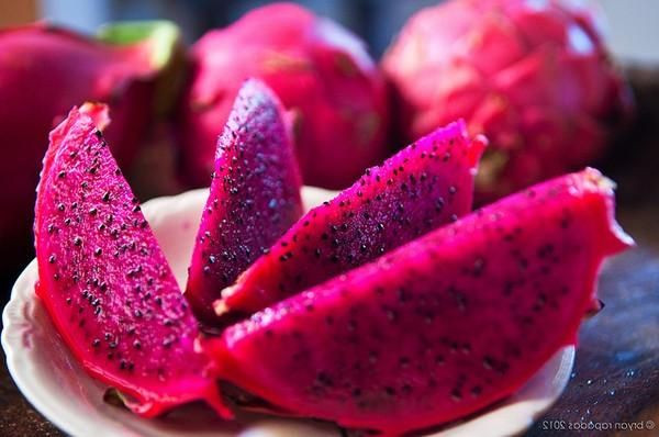 Làm hoa quả dầm: Thanh long là loại quả thường được lựa chọn làm hoa quả dầm, loại quả ngày rất thanh mát và thơm ngon nên được rất nhiều bạn trẻ ưa chuộng. Bạn chỉ cần cắt nhỏ thanh long, trộn chung với nho, dâu, lựu, khế… thêm ít sữa chua là được.