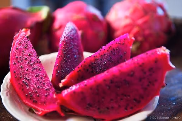 Làm hoa quả dầm: Thanh long là loại quả thường được lựa chọn làm hoa quả dầm, loại quả ngày rất thanh mát và thơm ngon nên được rất nhiều bạn trẻ ưa chuộng. Bạn chỉ cần cắt nhỏ thanh long, trộn chung với nho, dâu, lựu, khế… thêm ít sữa chua là được.