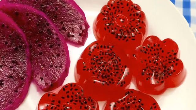 Đun nhẹ gelatine với một chút nước cho tan hết rồi đổ vào khuấy đều với thanh long đã xay. Cho phần bột báng đã chuẩn bị từ bước 1 vào ly. Đổ phần thanh long vào, sau đó giữ lạnh trong ngăn mát của tủ lạnh cho đến thạch đông lại là có thể dùng được. Ảnh: Internet. Video "Chế biến món ngon từ nấm đông cô". Nguồn: VTC.