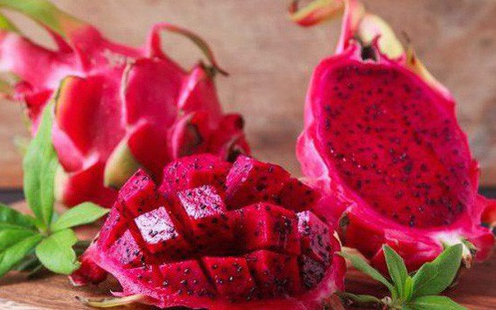 Để làm món siro này, bạn cần gọt vỏ thanh long và cắt thành nhiều miếng. Cho thanh long vào máy ép trái cây để lọc lấy nước cốt. Cắt những quả quất làm đôi, lược bỏ phần hạt và vắt lấy nước cốt.