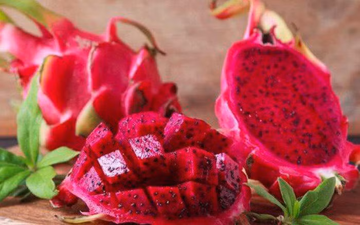 Để làm món siro này, bạn cần gọt vỏ thanh long và cắt thành nhiều miếng. Cho thanh long vào máy ép trái cây để lọc lấy nước cốt. Cắt những quả quất làm đôi, lược bỏ phần hạt và vắt lấy nước cốt.