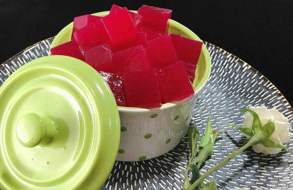 Lấy phần ruột của thanh long ra, cho vào máy xay sinh tố cùng nước cốt dừa. Xay hỗn hợp cho đến khi mịn. Nếu không thích ăn hạt thì sau khi xay xong, các bạn đổ hỗn hợp qua rây để lọc bỏ hạt.