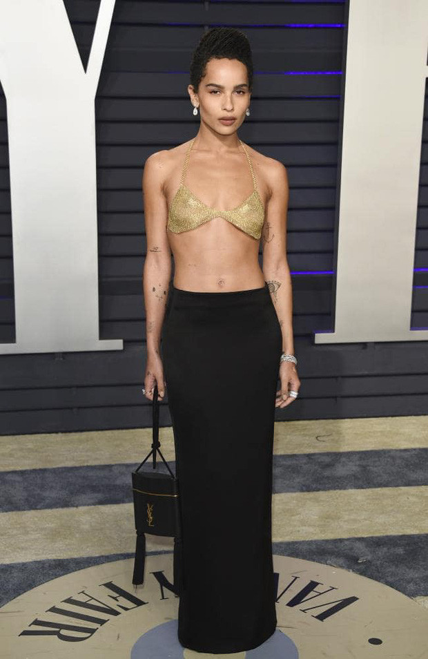 Nữ diễn viên Zoe Kravitz diện bra đính đá cùng đầm đen dài chấm gót tới tiệc hậu Oscar 2019.