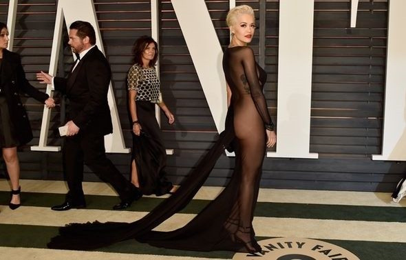 Không chịu thua kém đồng nghiệp, Rita Ora cũng chẳng ngại váy mỏng dính “mặc như không”, hoàn toàn không có tác dụng che chắn trong tiệc hậu Oscar 2015.