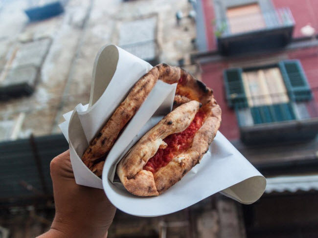4. Pizza, Italia: Bạn nên thưởng thức bánh pizza truyền thống của Italia, đặc biệt tại thành phố Naples.