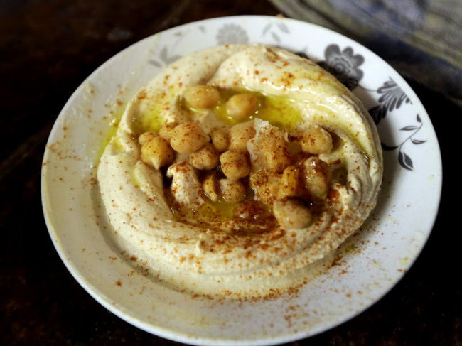 11. Hummus, Trung Đông: Đây là một món ăn Trung Đông và Ả Rập làm từ đậu gà nấu chín nghiền nhuyễn trộn với xốt tahini, dầu ô liu, nước cốt chanh muối và tỏi.