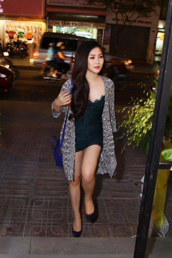 Chi tiết ren đắp ở phần ngực trong chiếc váy mà Hương Tràm mặc trông giống với váy ngủ hơn là trang phục dự sự kiện, dù chỉ là những sự kiện đơn giản nhất.