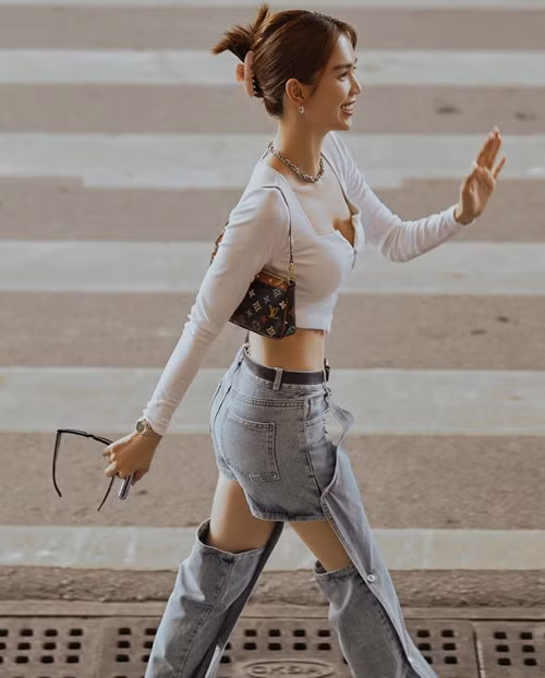 Mẫu jeans này được chắp ghép để giúp người mặc khoe đùi thon. Tuy nhiên kiểu dáng hơi dị của chiếc quần khiến nhiều người khó ứng dụng.