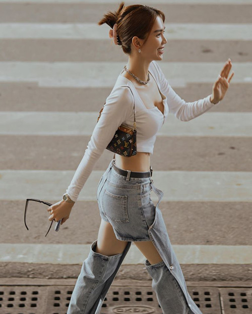 Mẫu jeans này được chắp ghép để giúp người mặc khoe đùi thon. Tuy nhiên kiểu dáng hơi dị của chiếc quần khiến nhiều người khó ứng dụng.