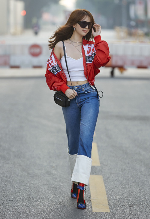 Jeans gập gấu pha màu là trang phục không phải "ai cũng có thể mặc đẹp". Ảnh: Internet. Mời độc giả theo dõi video "Minh Hằng chia sẻ về phong cách thời trang". Nguồn: VTC.