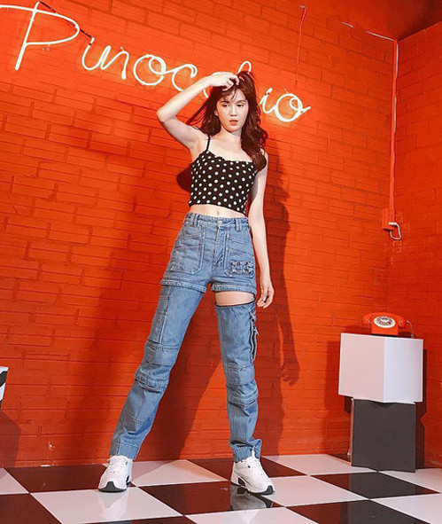Trước đây, Ngọc Trinh từng nhiều lần gây chú ý khi mặc đủ kiểu quần jeans lạ mắt.