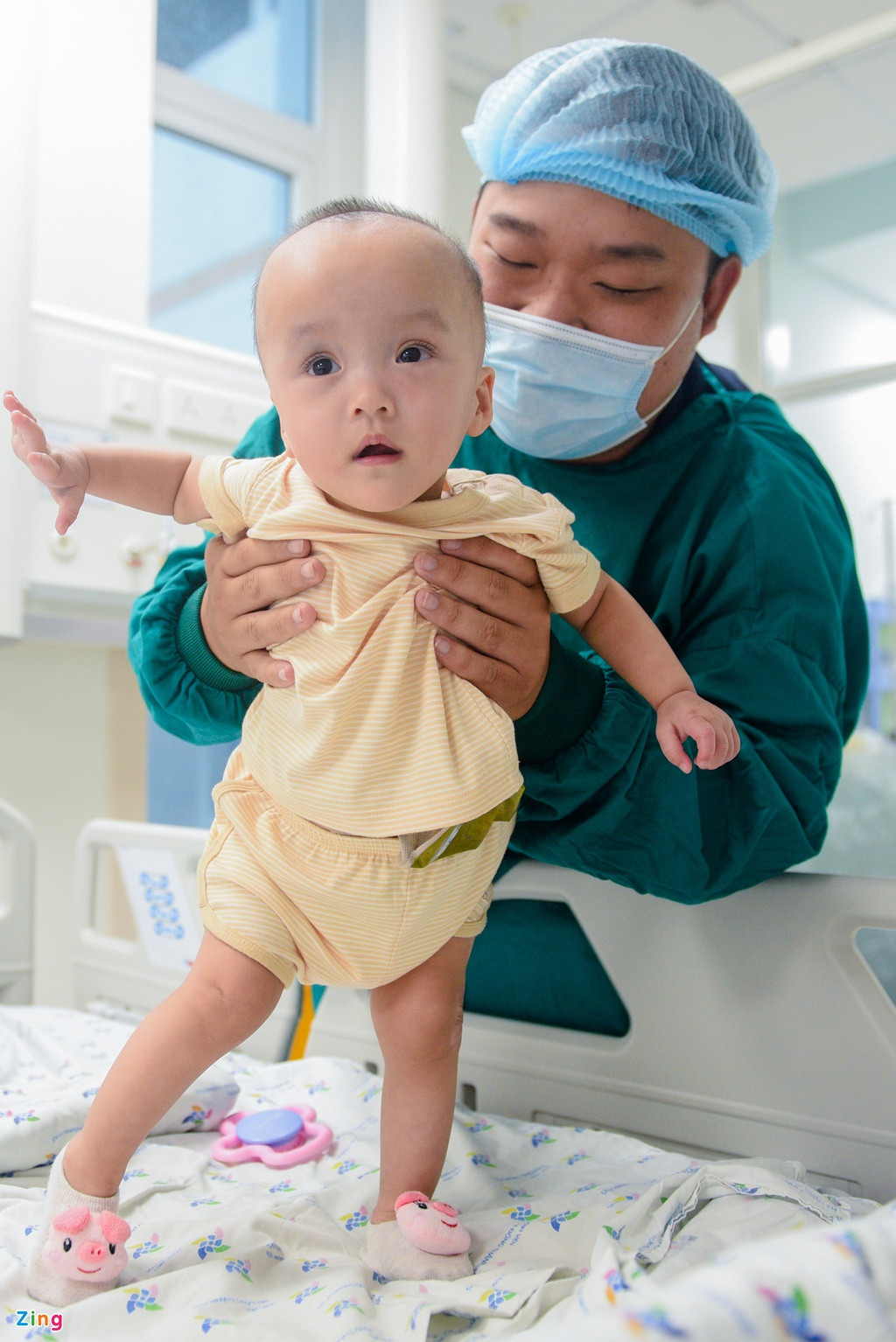 Trúc Nhi có tiến triển khung chậu và xương tốt nên được tháo bột chân sớm hơn em gái. Hiện tại, bé có thể tự ngồi vững hơn 30 phút. Ảnh: Zing.