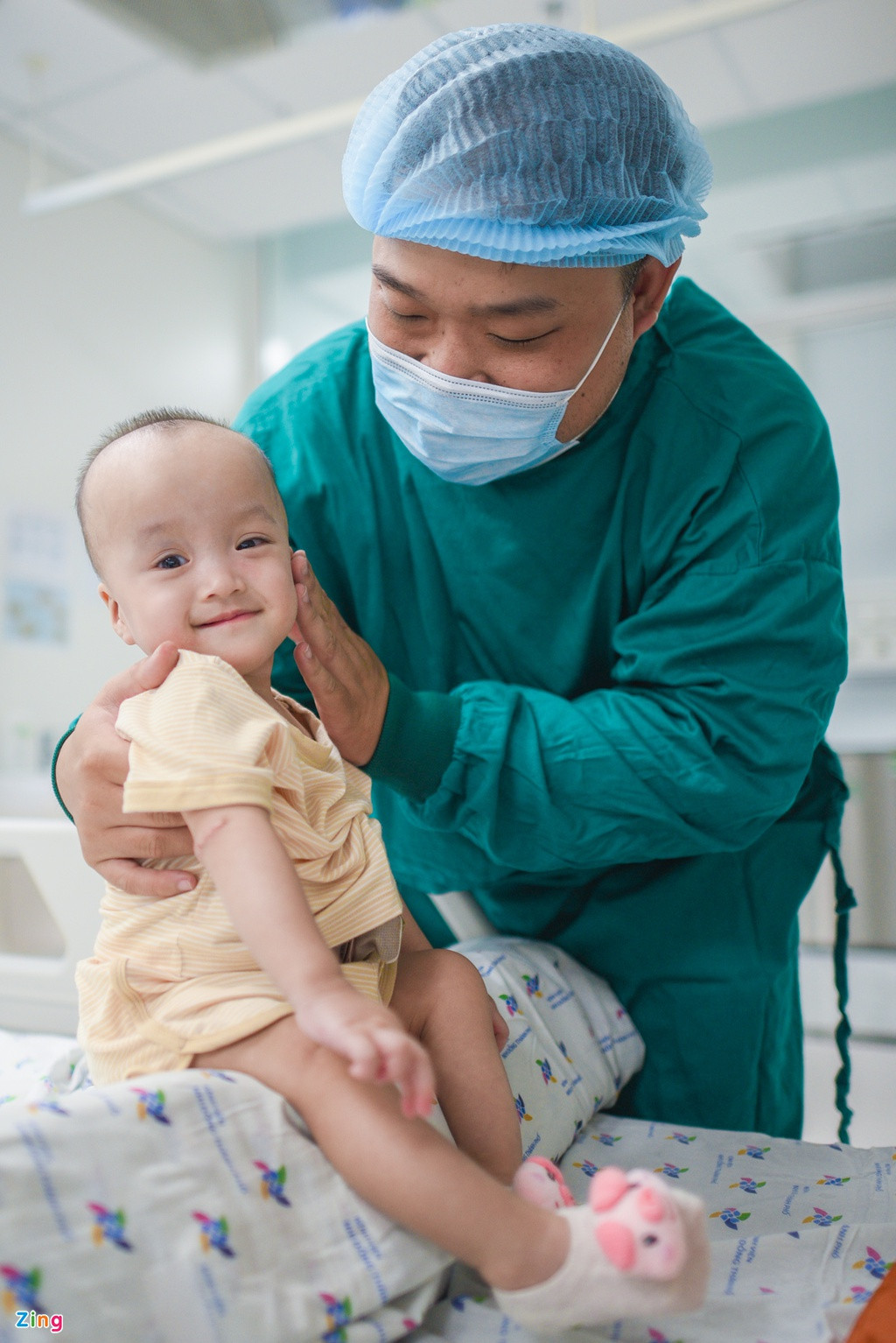 Cô bé tinh nghịch, hay cười và luôn hào hứng khi được y bác sĩ tập các bài vận động. Ảnh: Zing.