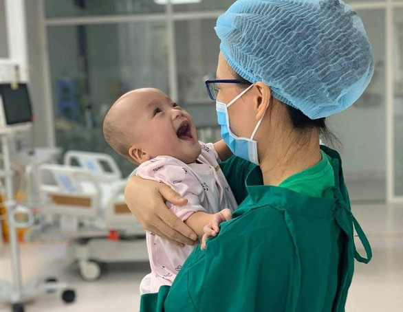 Các bác sĩ nhận định dù cuộc mổ thành công, việc chăm sóc, hồi sức và vật lý trị liệu cho hai bé để tìm lại sự bình thường mới là đích đến. Ảnh: FBNV.