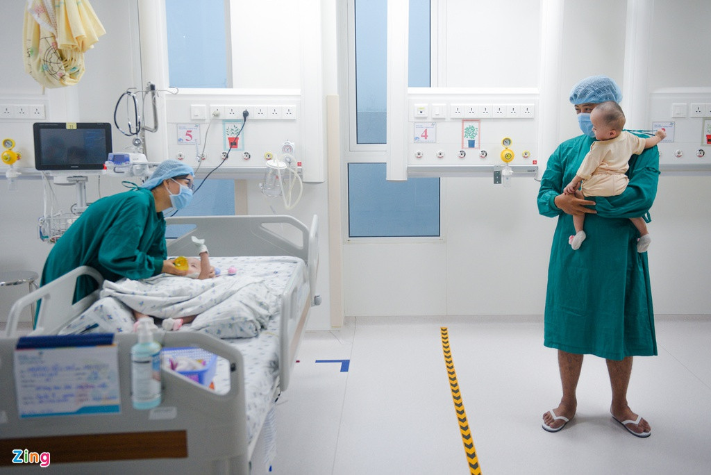 Theo BSCK Nguyễn Dương Phi, khoa Ngoại Tổng hợp, Bệnh viện Nhi đồng Thành phố, kết quả X-quang cho thấy khung chậu của hai bé đã khép lại và có dấu hiệu liền xương. Các bác sĩ cũng bắt đầu kế hoạch tập luyện các bài nâng cao cho song Nhi, từ cách ngồi, đứng vững đến bước đi. Ảnh: Zing.