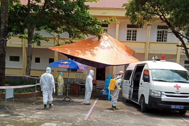 Ngu cung 2 benh nhan COVID-19, co gai xet nghiem 3 lan deu am tinh