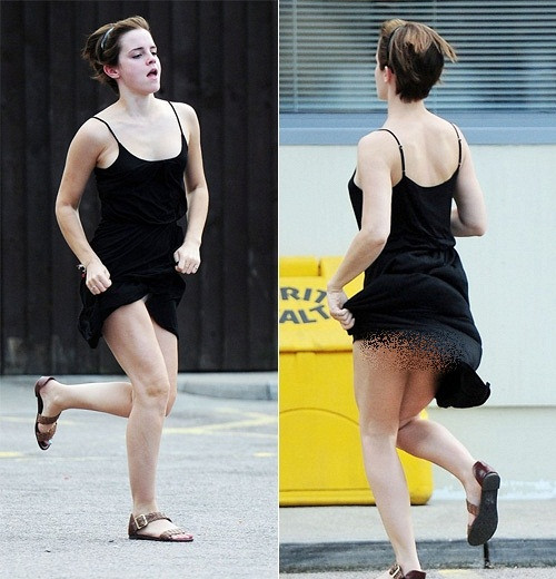 Nữ diễn viên Emma Watson chạy vội khi đi mua hàng ở siêu thị Tesco khiến cô lộ hàng cả trước lẫn sau vì diện chiếc váy 2 dây ngắn cũn.