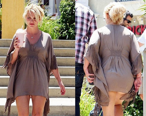 Nữ ca sĩ bị coi là thảm họa thời trang street style. Khi thì ăn mặc kín mít, lúc lại quá hở hang dẫn đến lộ hàng là điều thường thấy ở Britney.