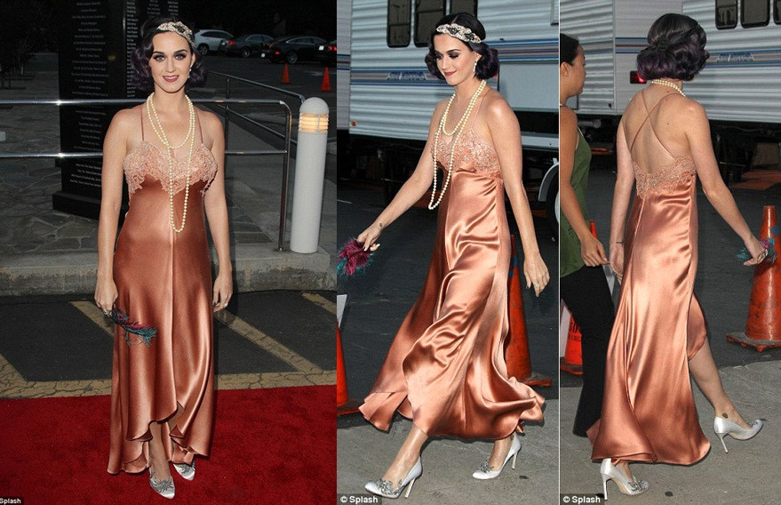 Katy Perry trông kém sang khi mặc váy ngủ lên thảm đỏ. Ảnh: Internet. Mời độc giả theo dõi video "Minh Hằng chia sẻ về phong cách thời trang". Nguồn: VTC.