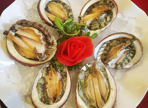 Giảm nguy cơ mắc bệnh tim: Bào ngư chứa axit béo omega-3, đặc biệt là axit eicosapentaenoic (EPA) và axit docosahexaenoic (DHA), được biết là làm giảm nguy cơ mắc bệnh tim. Các axit béo này có thể làm giảm nguy cơ mắc bệnh tim bằng cách giảm mức độ chất béo trung tính trong máu ở người.