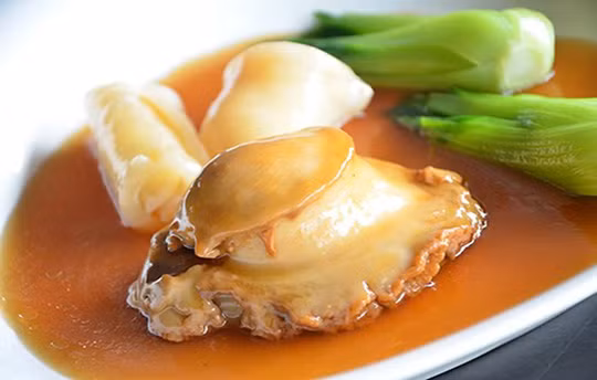 Cách lựa chọn và bảo quản bào ngư: Bạn có thể sử dụng con ở dạng tươi, đông lạnh hoặc sấy khô. Nếu mua bào ngư ở dạng tươi, bạn hãy chọn những con còn sống, chắc thịt và nó phải co thịt lại khi bạn chạm tay vào.